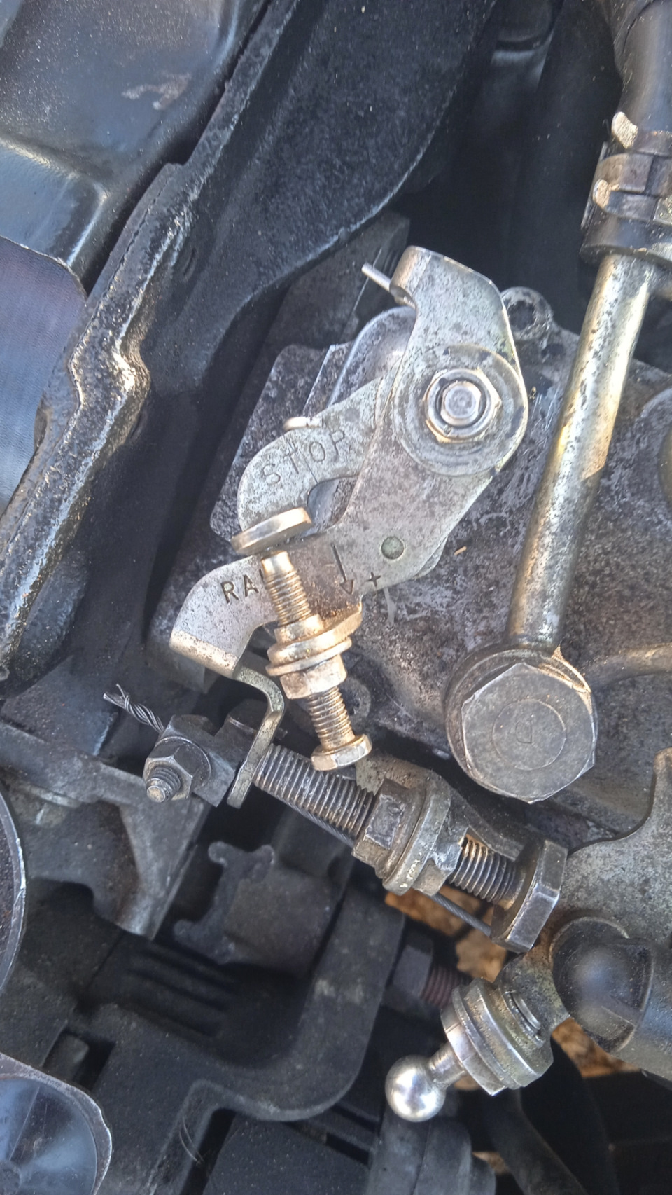 Глохнет митсубиси каризма. Проводки датчика акпп каризма 2003г. Митсубиси галант 1998 заводится и глохнет. Глохнет митсубиси каризма. Регулятор давления топлива mitsubishi carisma.