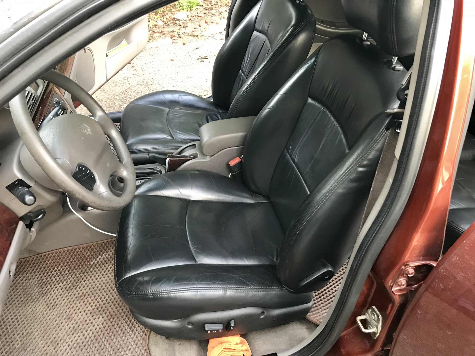 Сиденья рекаро альфа ромео. Сиденье от другой машины. Сиденье от другой машины. Переднее левое сиденье нива шевроле 2012. Сиденья outlander xl.