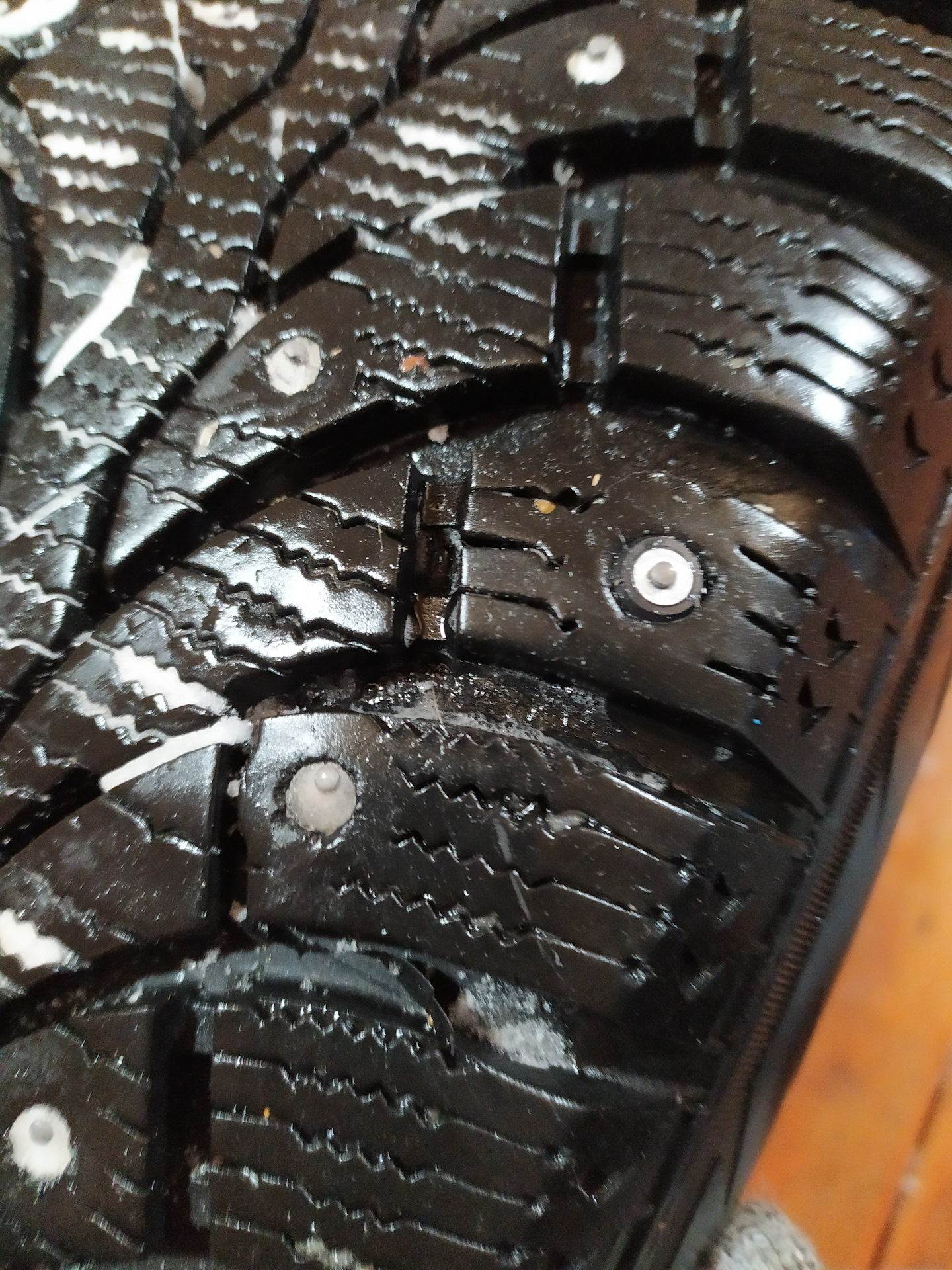 Можно ли зимнюю резину с шипами. Ремонтные шипы Dunlop. Ошиповка шин ремонтными шипами. Шипы для самостоятельной ошиповки.