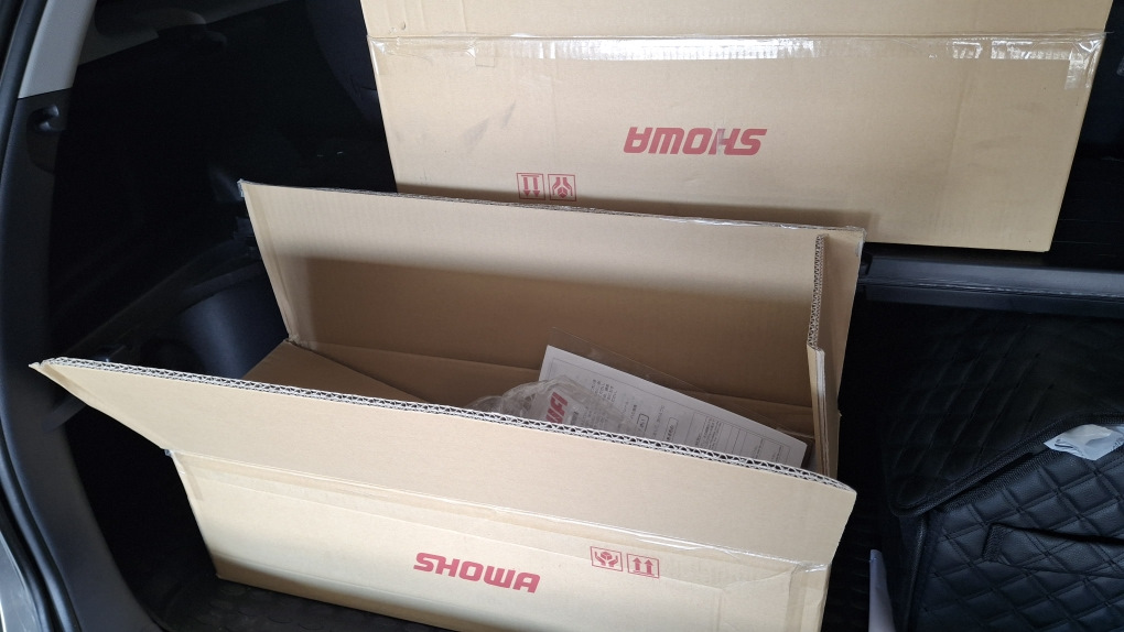 Замена передних амортизаторов SHOWA — Honda CR-V (RE), 2 л, 2009 года ...