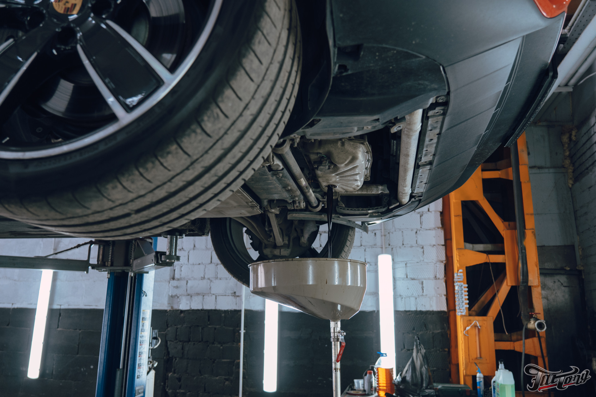 Обслуживание порше кайен. Porsche cayenne сервис. Porsche cayenne сервис. Порше сервисный центр. Замена масла в акпп порше кайен 3.