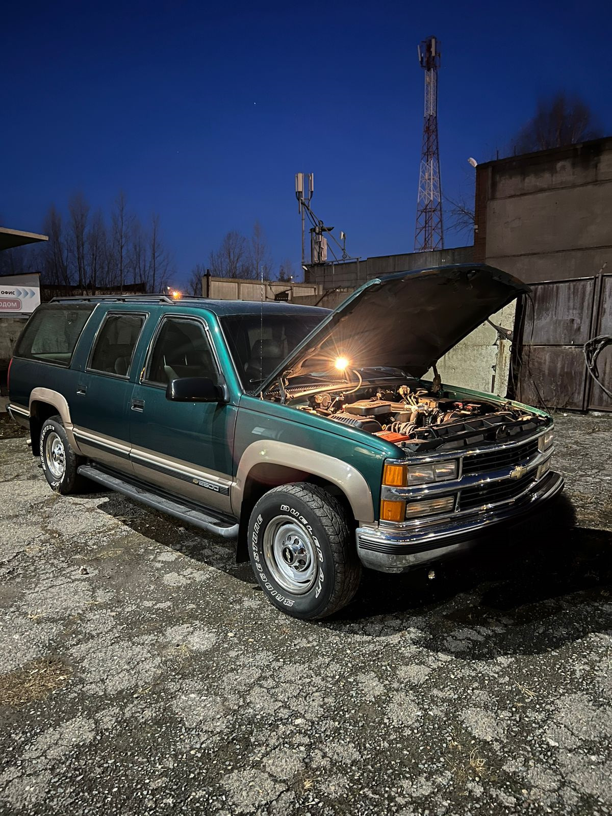 Бронированный шевроле. Шевроле Тахо броневик. Chevrolet Suburban 2015 бронированный. Chevrolet Tahoe бронированный