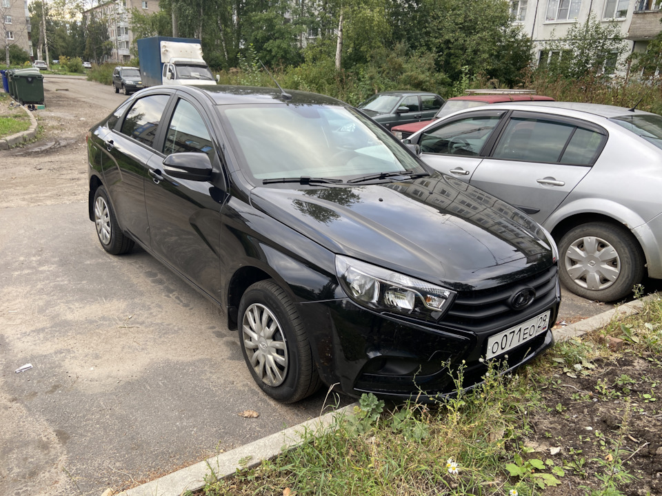 Молдинги переднего бампера и эмблема — Lada Vesta (1G), 1,6 л, 2021 ...