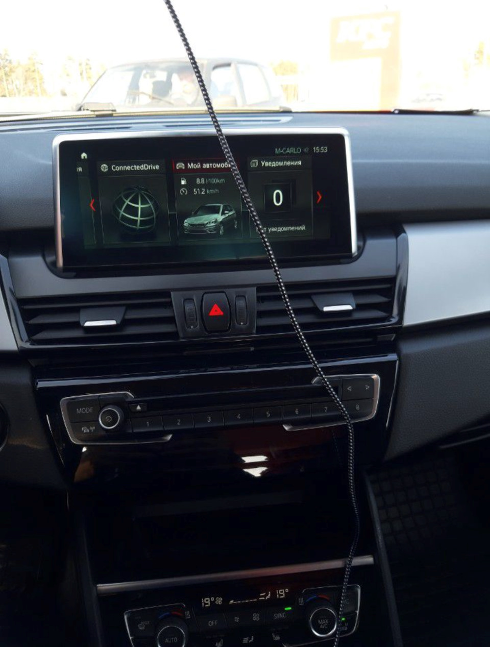 Главное меню, за счёт расширения экрана влезает ещё один пункт, жаль их местами нельзя менять, я бы пункт с Коннектед Драйв с удовольствием подвинул вправо, перенеся меню с расходом на основной экран — BMW 2 series Active Tourer (F45)