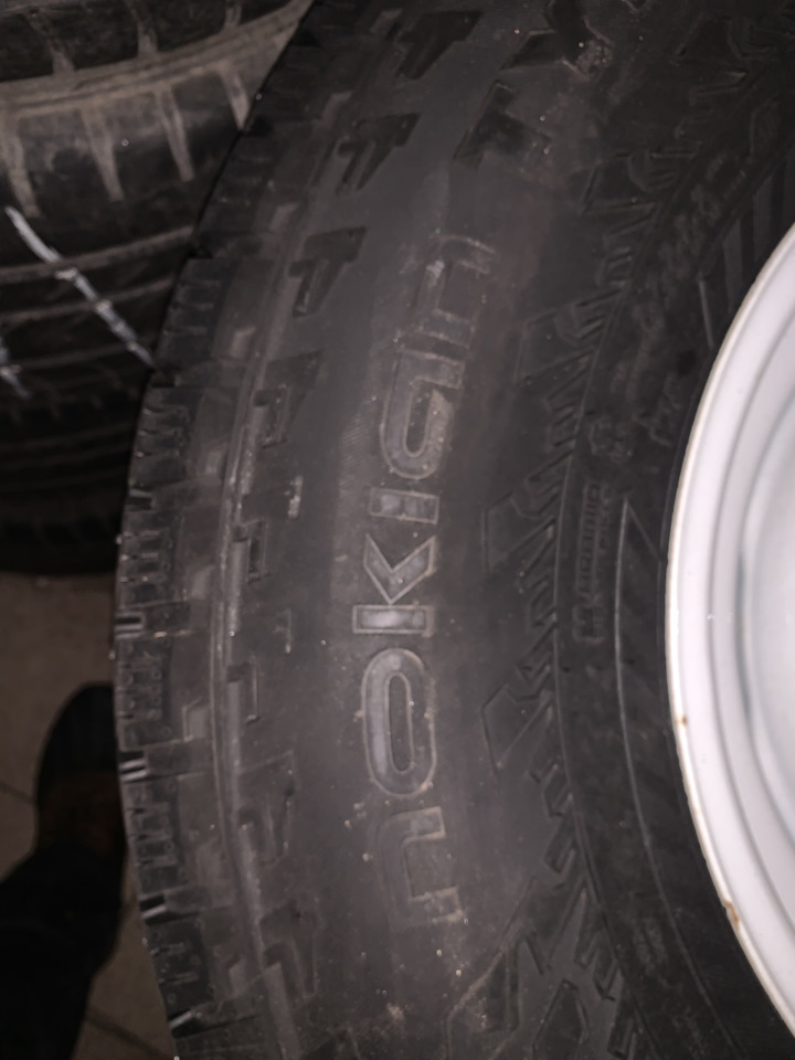 Шины зимние шипованные Nokian 235/85 R16, штампованные диски Англич 7 ...