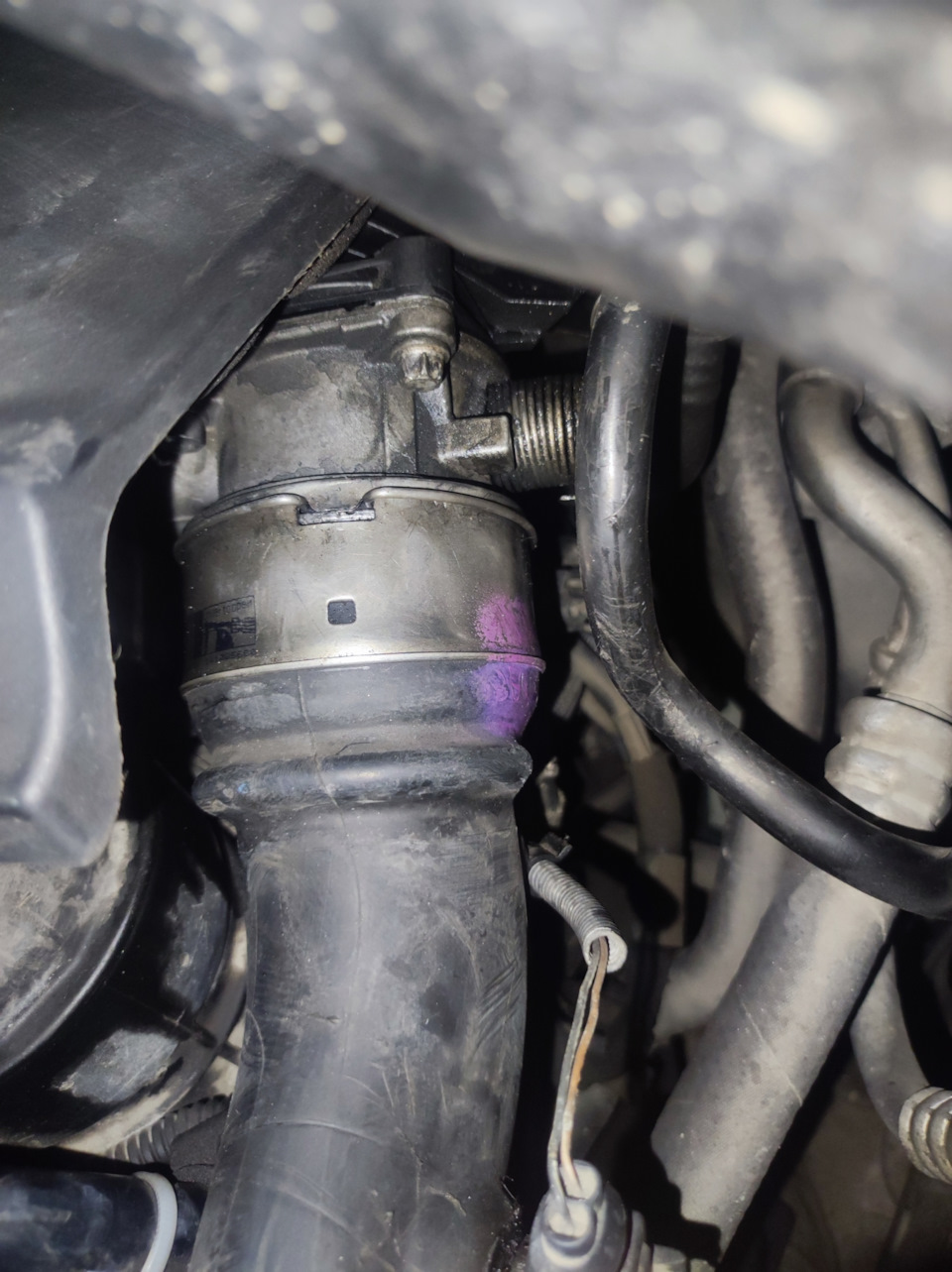 Замена патрубка интеркулер-заслонка — BMW 3 series (E90), 2 л, 2009 ...