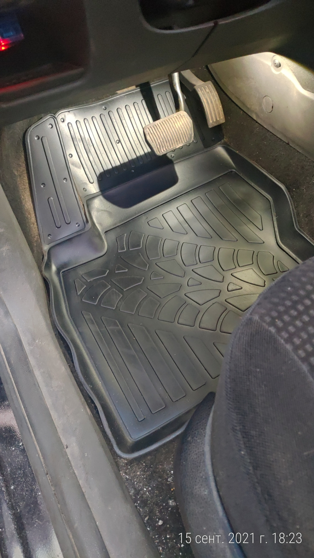 Ковры в салон и заглушки на болты ремней — Ford Focus Sedan II, 2 л ...