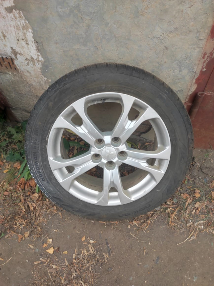 Шины зимние нешипованные Nokian 225/55 R18, литые диски Mitsubishi ...