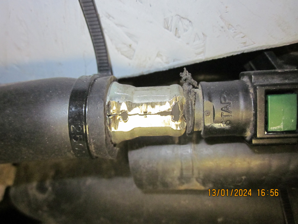 Обрезал завальцовку болгаркой — Lada Vesta SW (1G). Запчасти на фото: 13012024