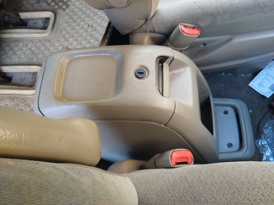 Как снять консоль между сиденьями Приехал бокс между сиденьями=)= - Chrysler Town and Country IV, 3,3 л, 2001 года