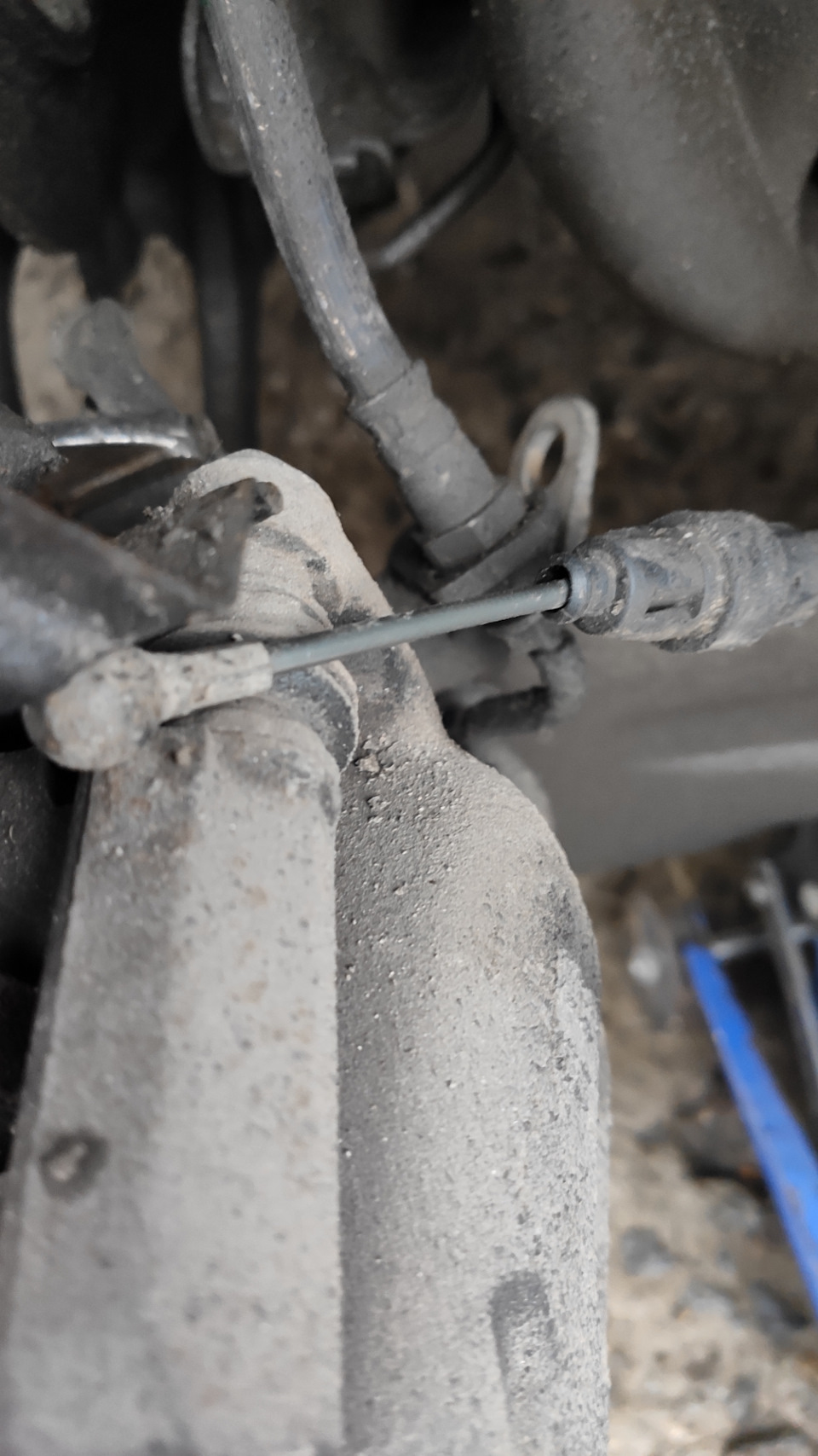 Пыльник троса ручника. — Skoda Octavia Mk2, 2 л., 2005 года | своими ...