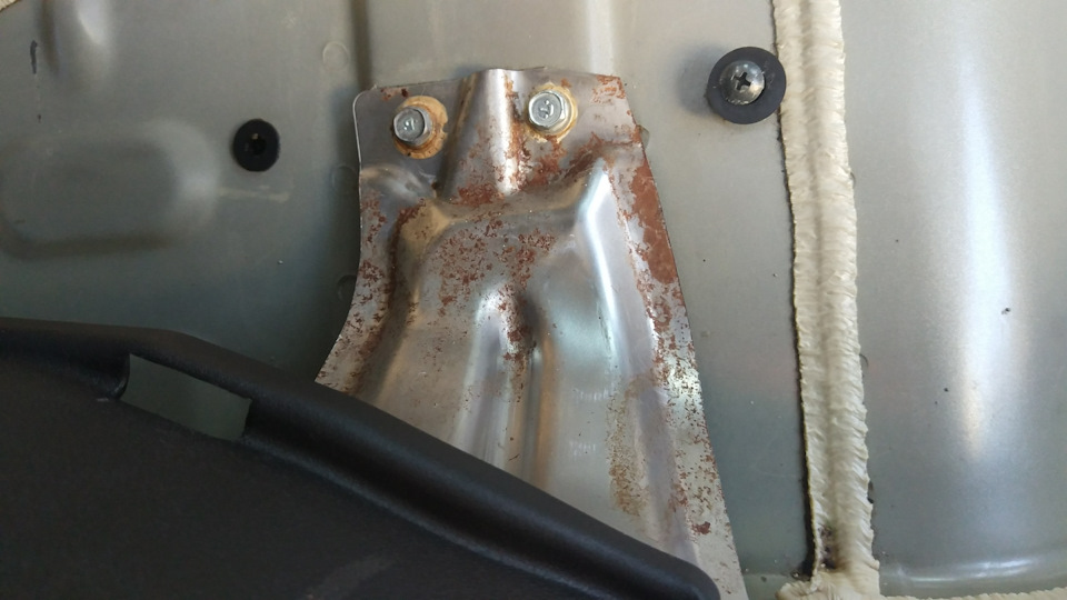 Ржавчина в багажнике под органайзером. Нужен совет. — Mitsubishi ASX, 1 ...