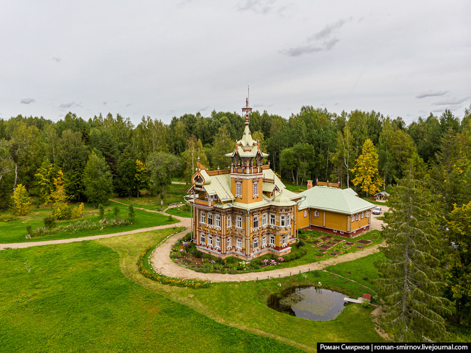асташово лесной терем история. lgAAAgJBfuA 960. асташово лесной терем история фото. асташово лесной терем история-lgAAAgJBfuA 960. картинка асташово лесной терем история. картинка lgAAAgJBfuA 960. В 30 километрах от города Чухломы Костромской области, в деревне Асташово стоит необычайно красивый терем. Или, как его чаще называют, Лесной терем. Его в конце XIX века построил в подарок своей молодой жене разбогатевший крестьянин Мартьян Сазонов. Название «Лесной терем» — не случайное, он стоит посреди глухих лесов, как раз в тех местах, куда в 1613 году Иван Сусанин завел польско-литовский отряд. Как же сложилась судьба этого удивительного строения? Давайте разберемся. асташово лесной терем история. lgAAAgJBfuA 960. асташово лесной терем история фото. асташово лесной терем история-lgAAAgJBfuA 960. картинка асташово лесной терем история. картинка lgAAAgJBfuA 960. В 30 километрах от города Чухломы Костромской области, в деревне Асташово стоит необычайно красивый терем. Или, как его чаще называют, Лесной терем. Его в конце XIX века построил в подарок своей молодой жене разбогатевший крестьянин Мартьян Сазонов. Название «Лесной терем» — не случайное, он стоит посреди глухих лесов, как раз в тех местах, куда в 1613 году Иван Сусанин завел польско-литовский отряд. Как же сложилась судьба этого удивительного строения? Давайте разберемся.