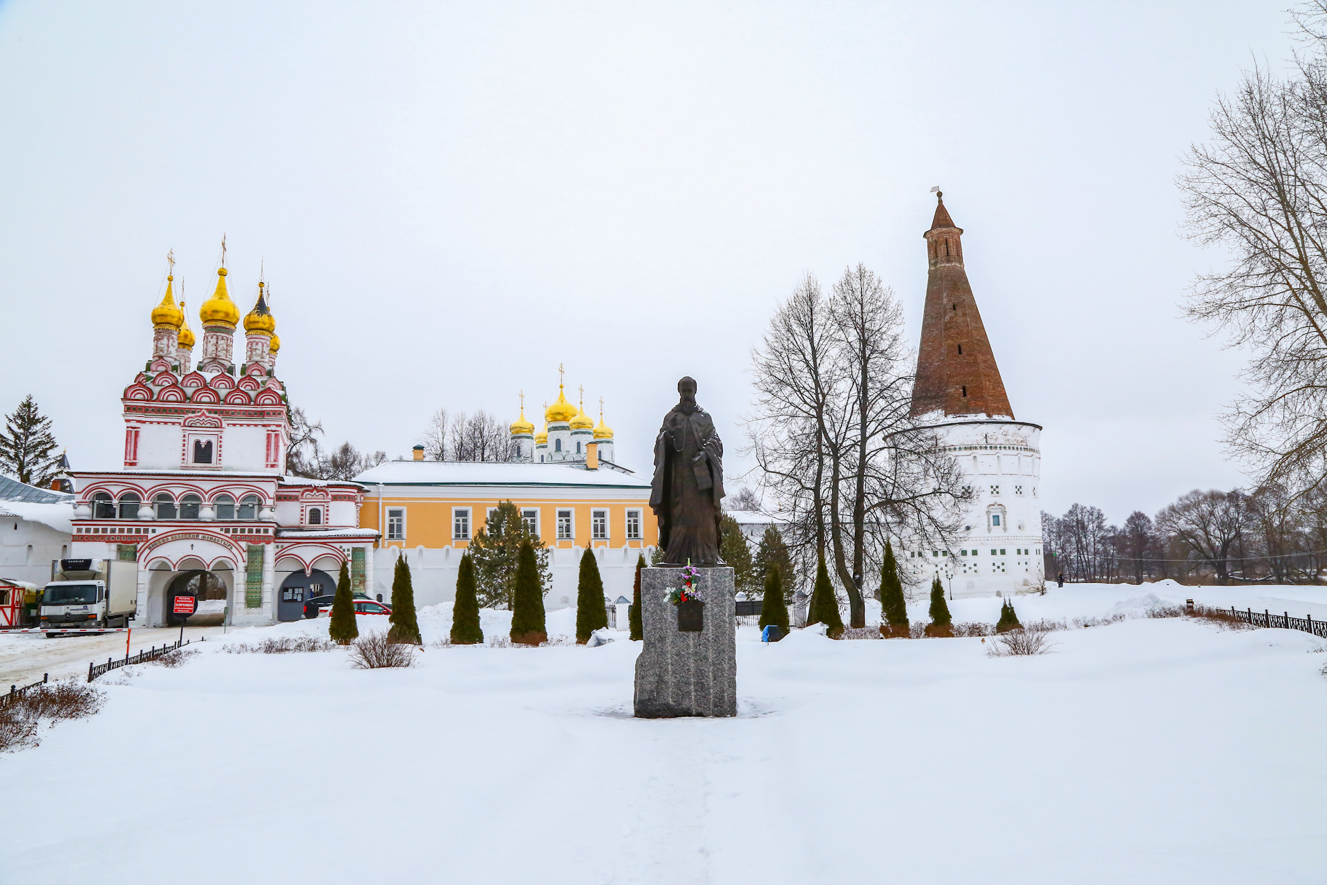 Теряево расписание. Иосифо-Волоцкий монастырь. Теряево Иосифо-Волоцкий монастырь. Иосифо-Волоцкий монастырь колокольня. Иосифо-Волоцкий монастырь трапезная палата.