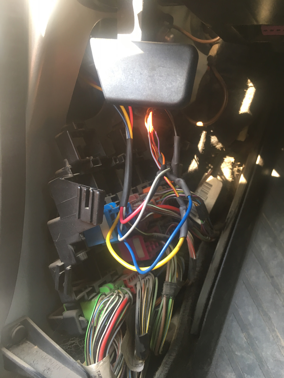 Замок водительской двери не закрывается с кнопок на ключе. Решение ...