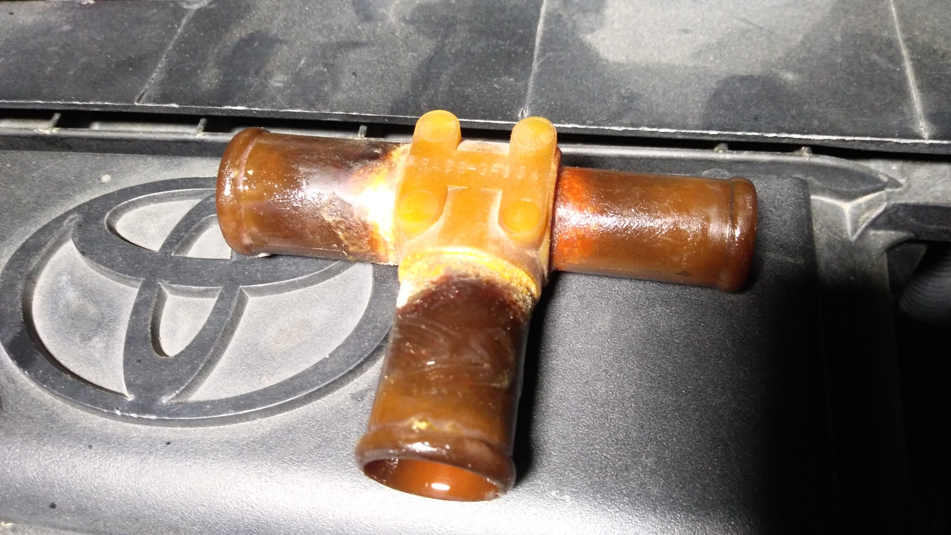 Тройник системы охлаждения. — Toyota RAV4 (II), 2 л, 2004 года ...