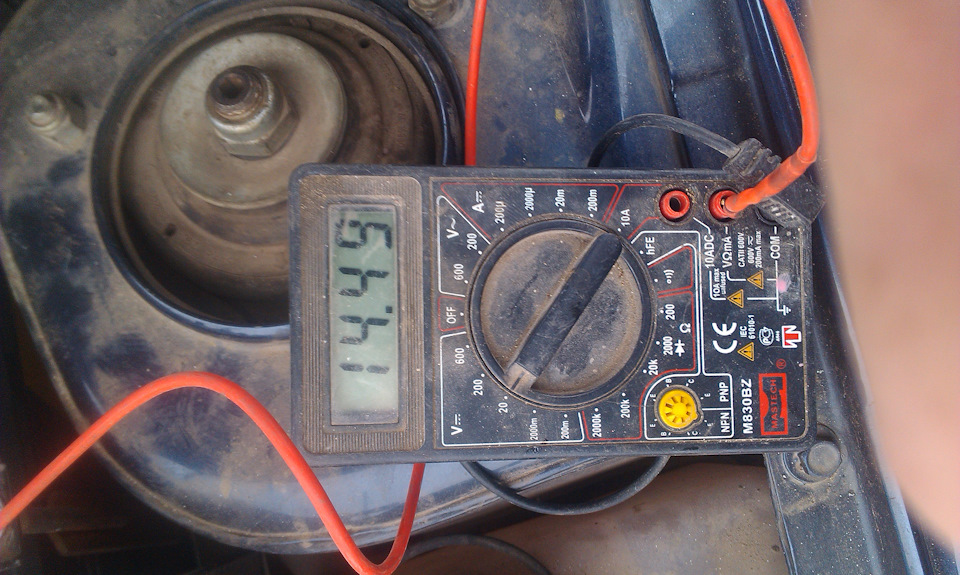 Мультиметр на АКБ — хотя тоже китайский и замёрзший, ну больше похоже на правду — Lada Granta