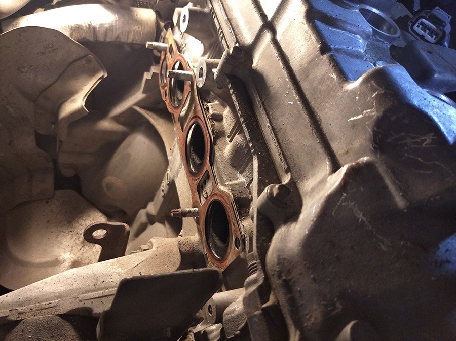 коллектор вынут, обратите внимание на царапки на двигателе сверху — множественные попытки извлечения нагнетателя и коллектора — Nissan Note (2G)