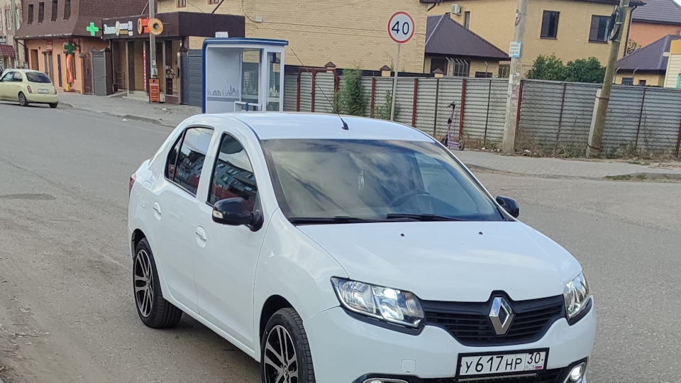Renault Logan Белый Топорик