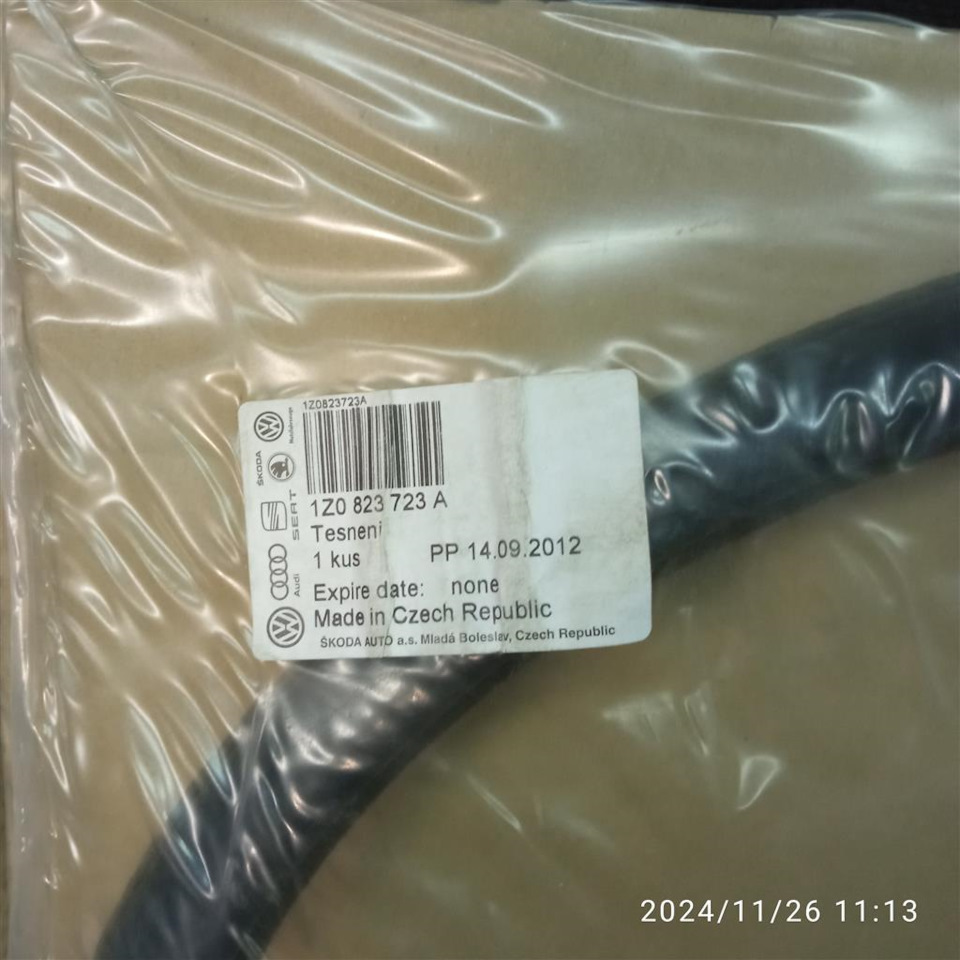 Уплотнитель капота задний 1Z0823723A. на Skoda Octavia A5 Mk2, Skoda ...