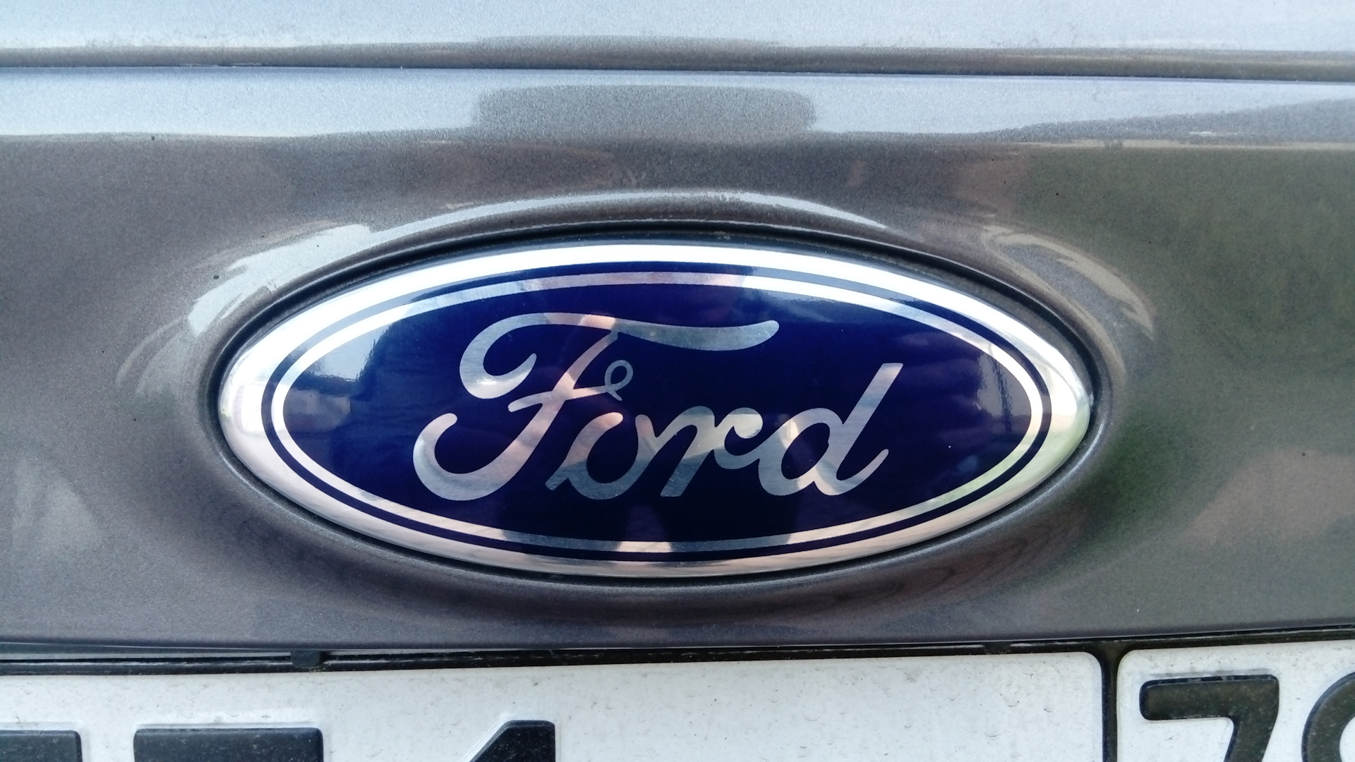 Значок багажника форд — Ford Focus III Hatchback, 1,6 л, 2011 года ...