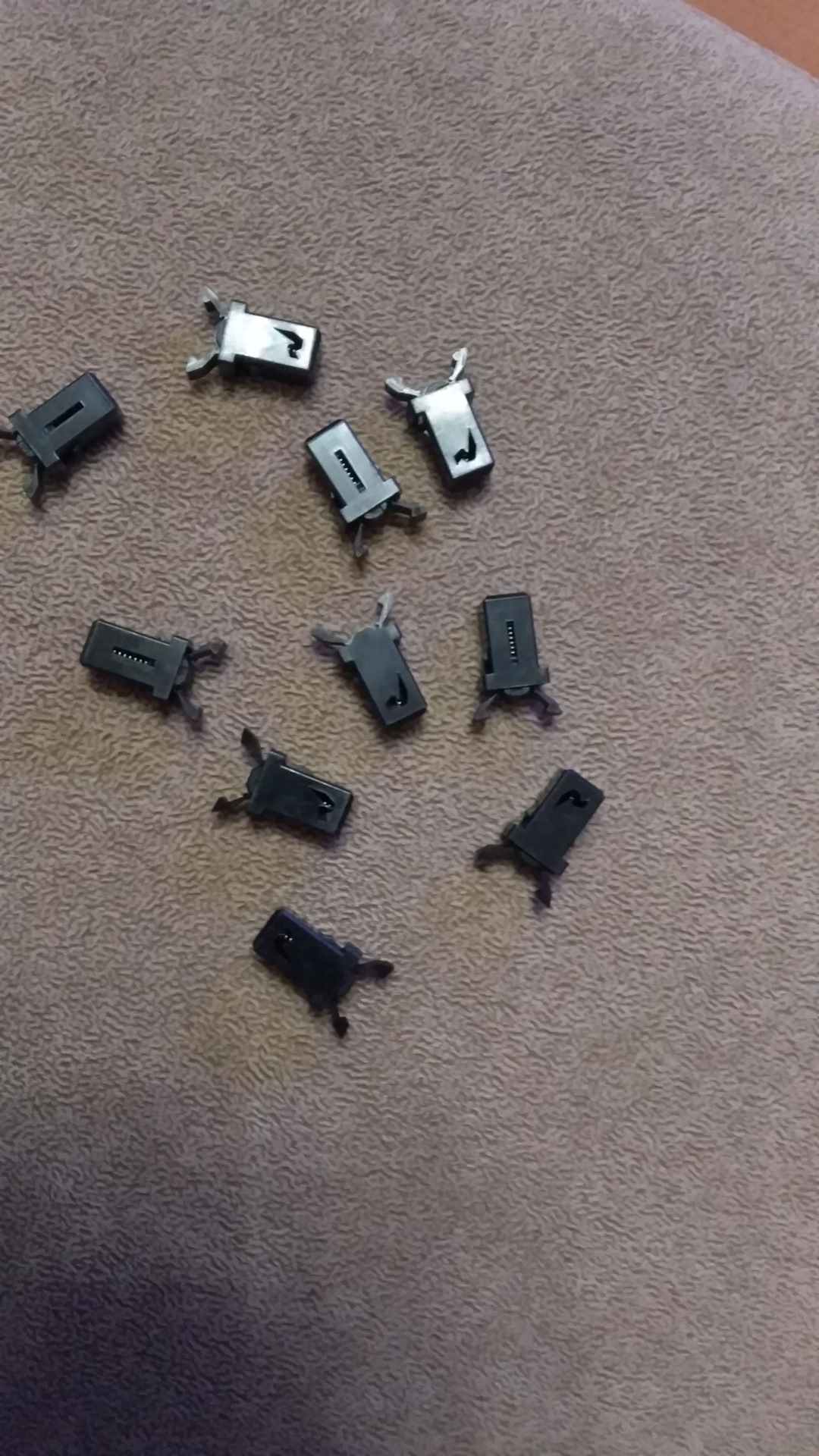 Очечник пежо 307. Защёлки для очечника в ниссан. Защелка очечника. Вега 122 защелка крышки. Ноутбук с защелкой.