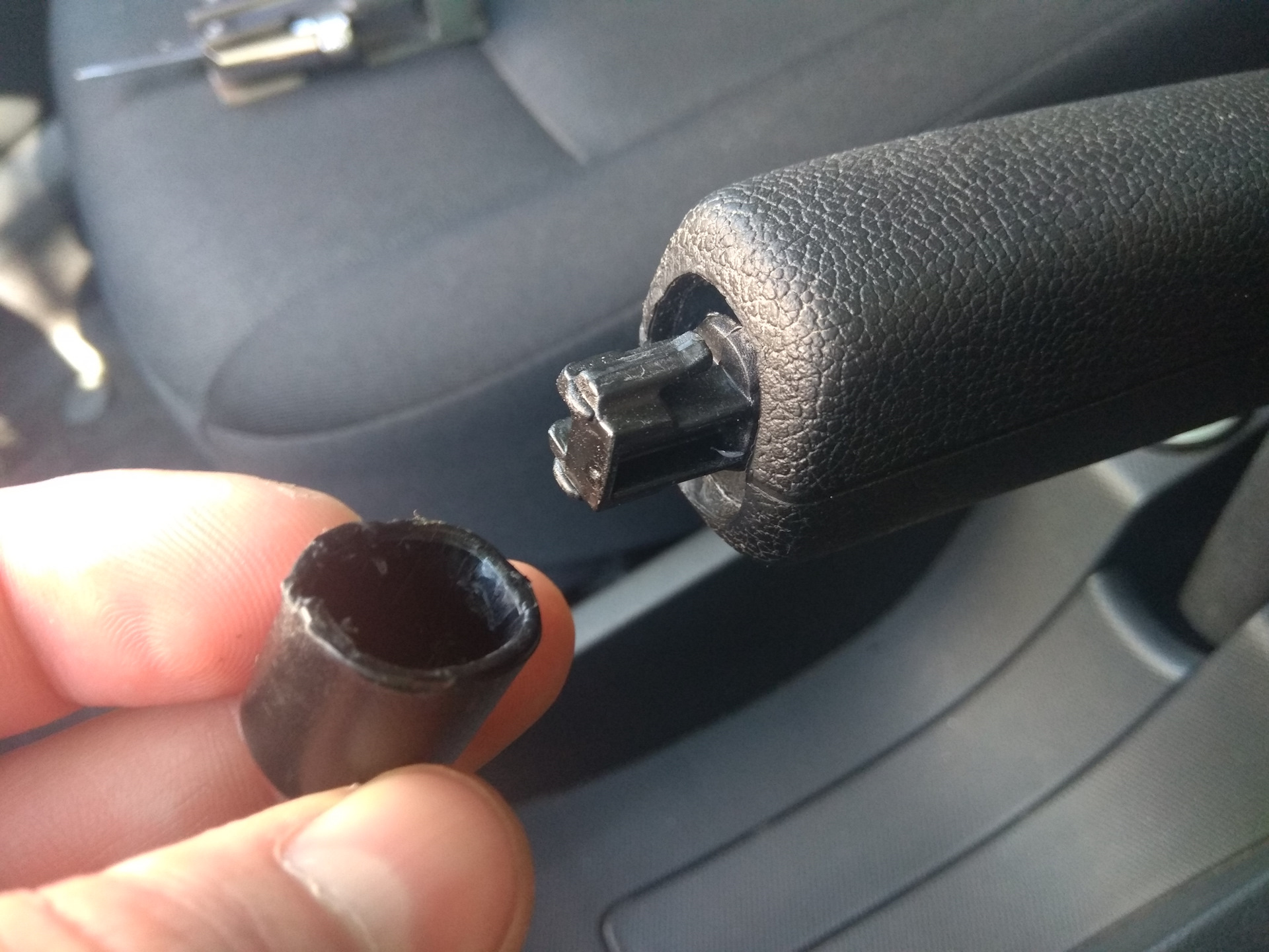 Кнопка ручника мазда 6 gh. Кнопка в ручнике багажника. Запала кнопка ручника. Кнопка ручника газель 3302. Кнопка ручника туссан.