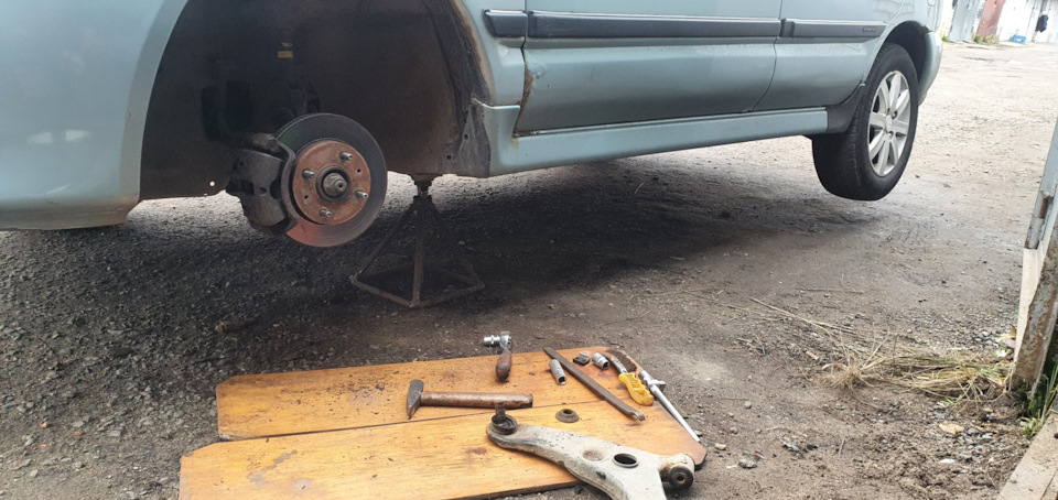 Обслуживание повески — Mitsubishi Space Star, 1,6 л, 2004 года ...