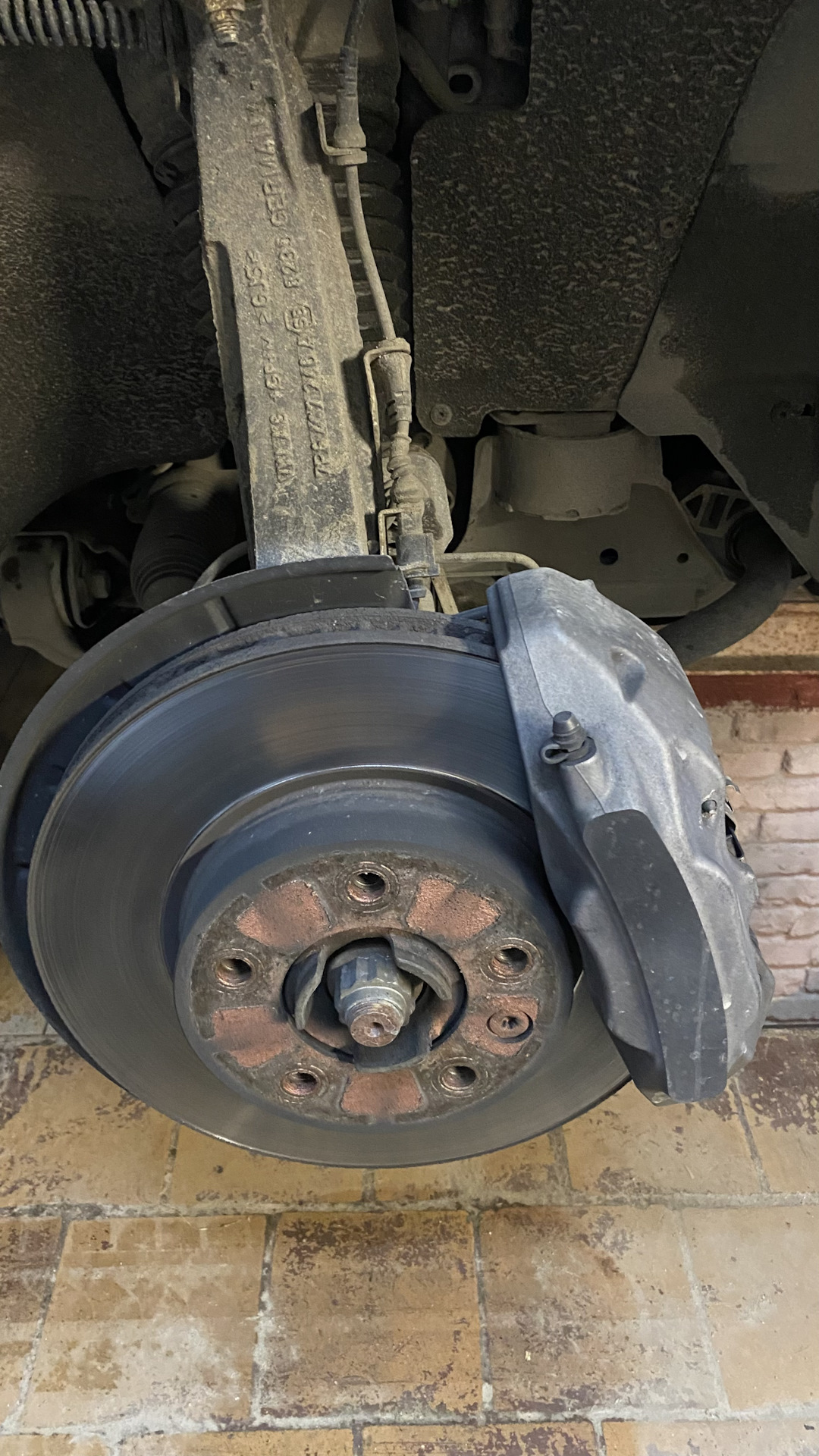 2. Замена колодок touareg. Задние тормоза vw touareg. Замена колодок touareg. Замена колодок touareg.