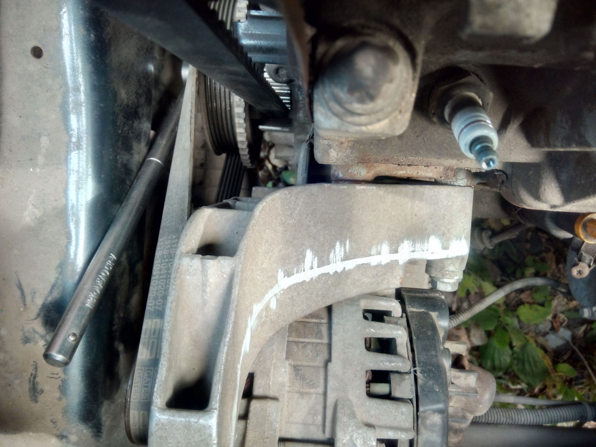 кронштейн генератора лада гранта 8 клапанная без натяжителя. кронштейн генератора 1118 2190. кронштейн генератора гранта техномастер. установка кронштейна гранта. крепление генератора гранта 8 клапанная.