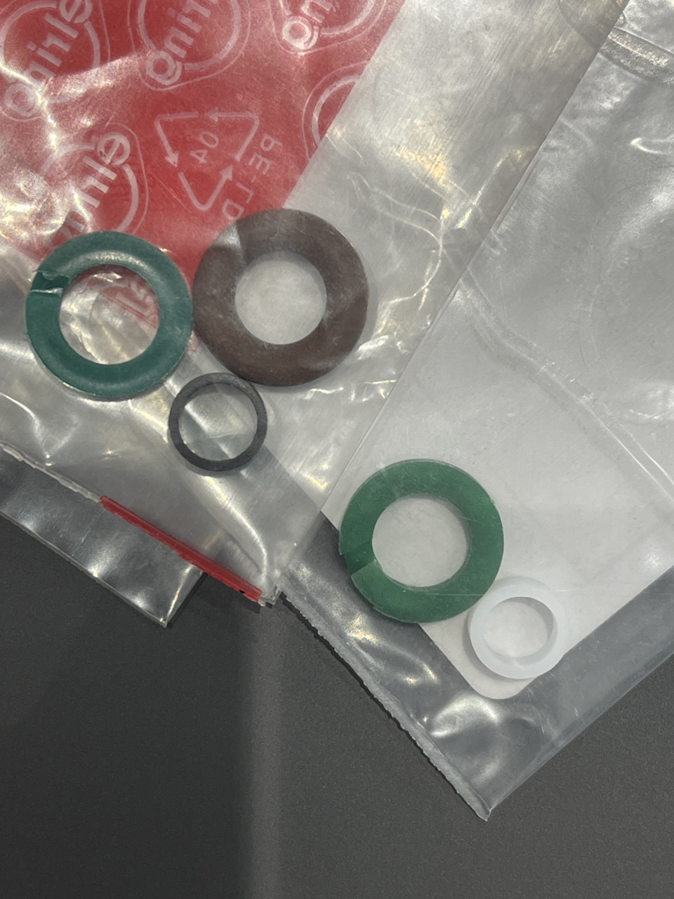 Слева Erling, справа подделка под оригинал. Разница толщины самых маленьких колечек видна сразу. — Audi S5 (1G)