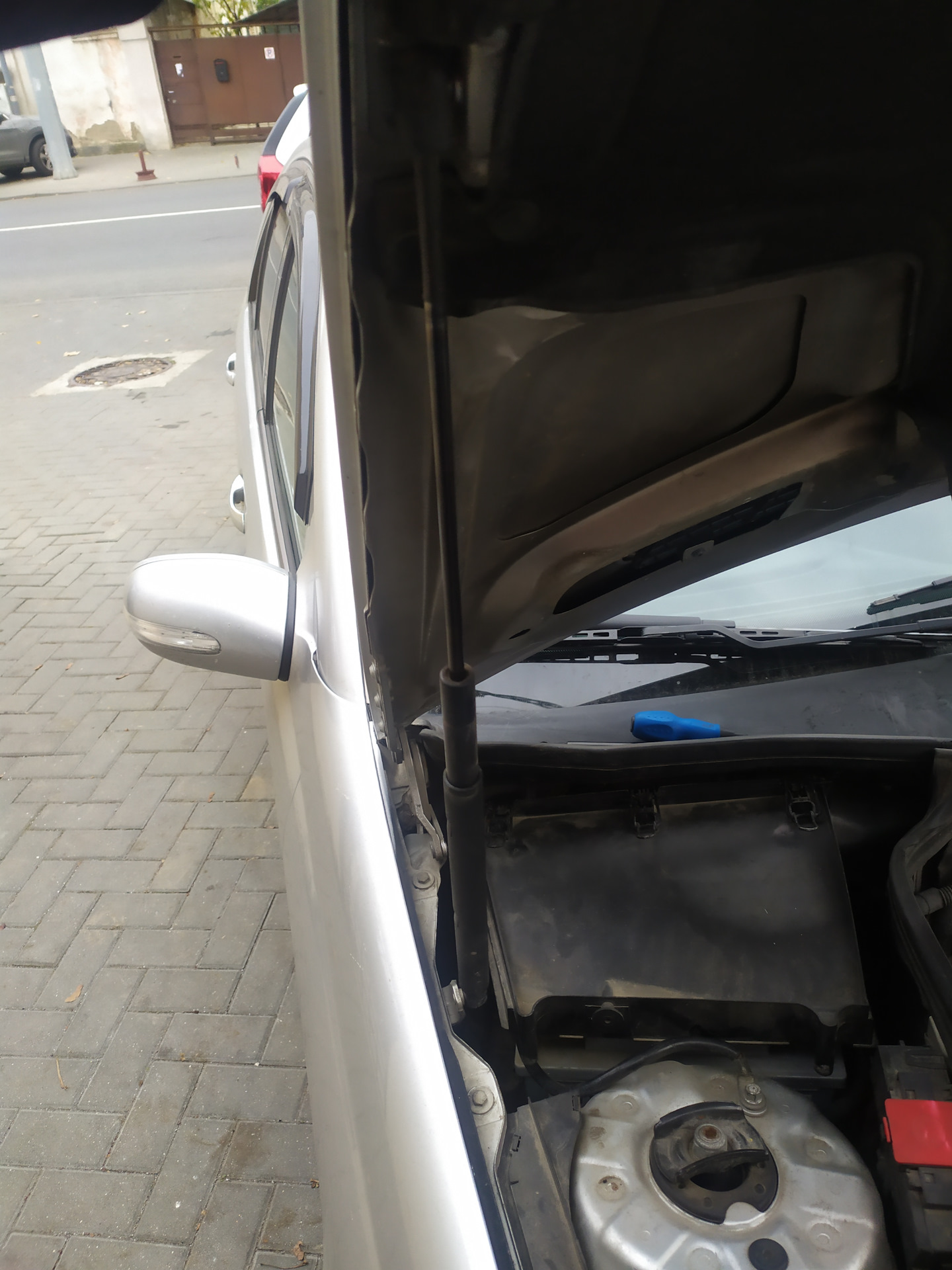 Замена амортизаторов капота — Mercedes-Benz C-Class (W203), 2 л, 2001 ...