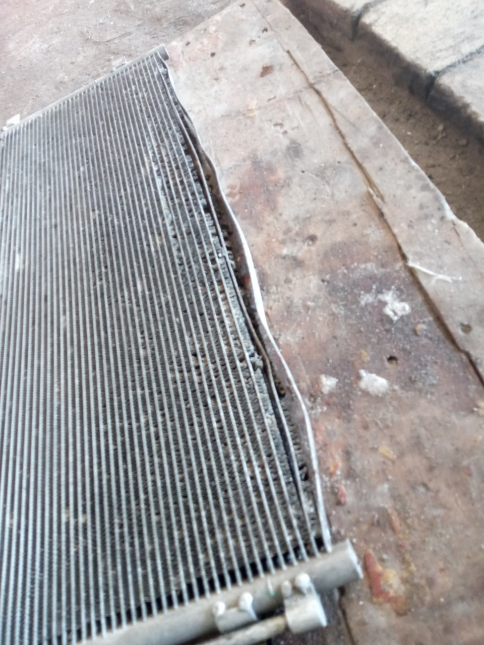 Нижние ряды побиты, соты загнуты. Хотя сетка в бампере стоит, видимо тут еще сыграла свою роль зима и соль, которую последние два года сыпят не жадничая))) соты радиатора просто сыпятся. — Ford Focus Hatchback II