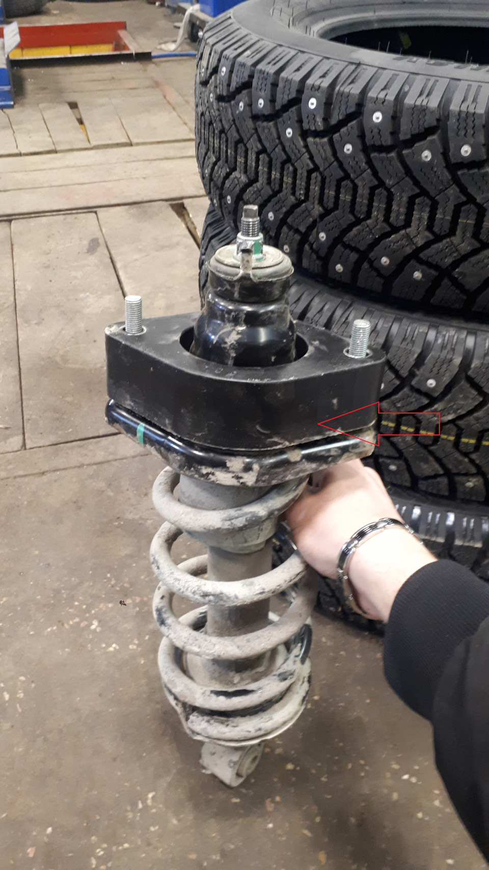 15. Tył: odkręć górne mocowanie amortyzatora (dostęp z bagażnika/pod nadkolem — zależnie od wersji) i wyjmij amortyzator. — Honda CR‑V III (RE)