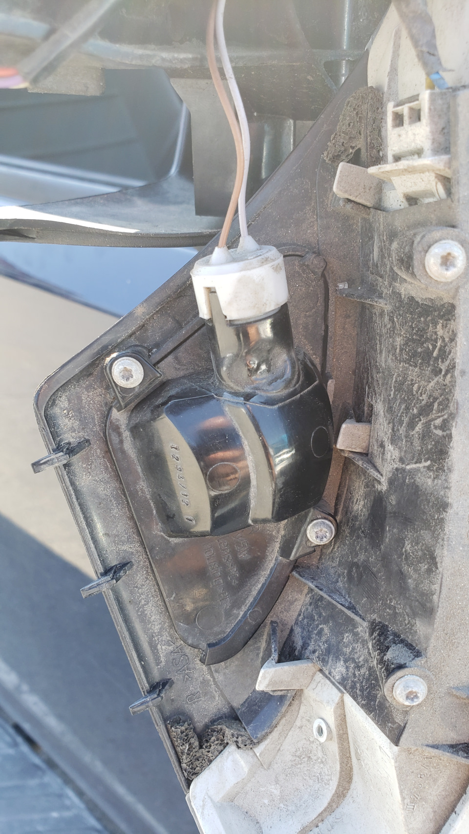 Замена лампочки в боковом зеркале — Nissan Navara (2G), 2,5 л, 2008 ...