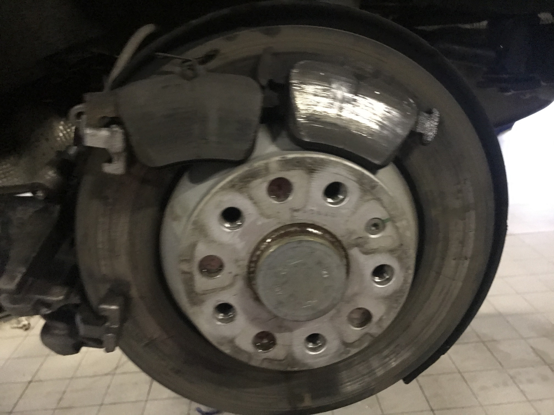 Замена тормозных дисков и колодок. Колодки автомобиля. Замена дисков. Тормозной диск с колодкой. Тормозные колодки pontiac vibe 2009.