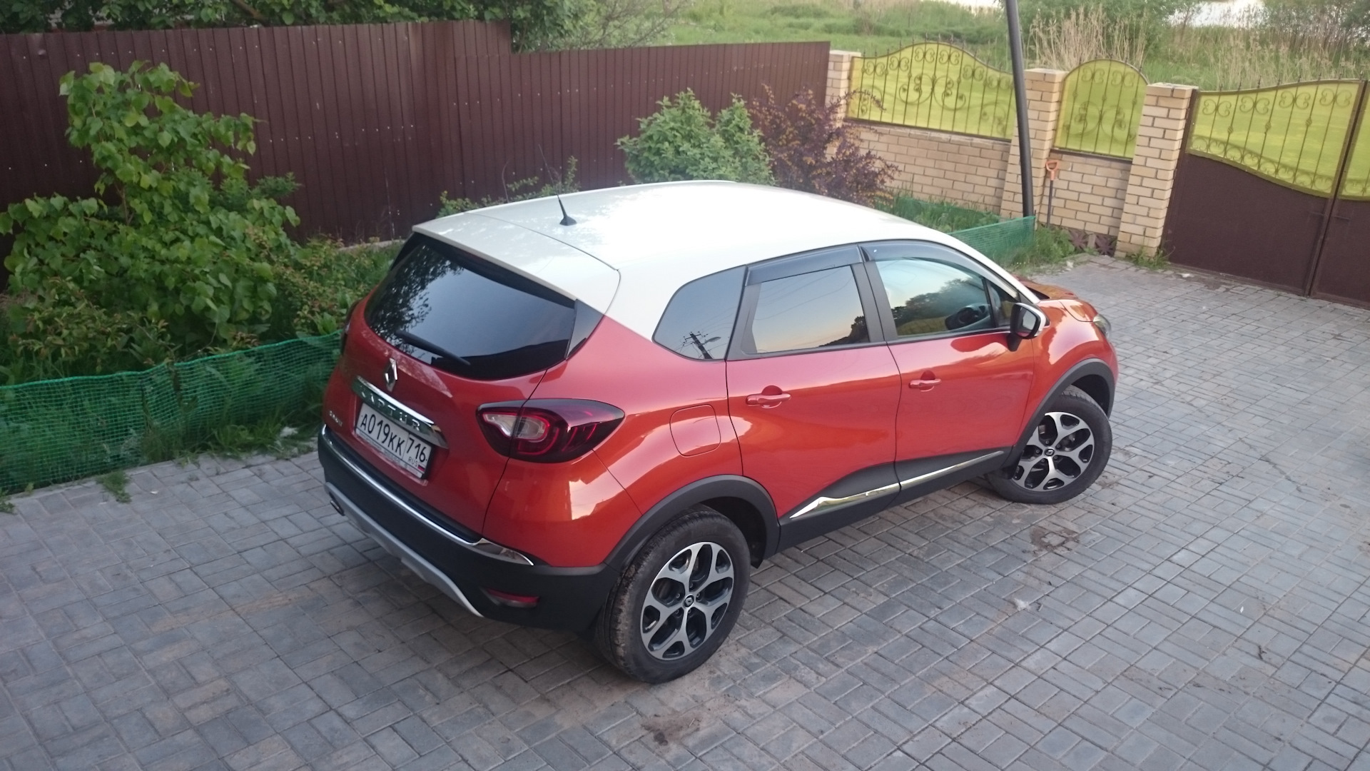 Каптур drive2. Renault Captur 1.6. Рено Каптур красный с белой крышей. Рено Каптур красный.