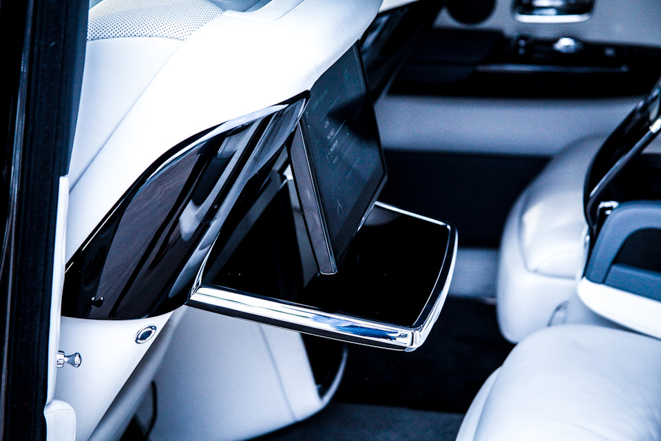 Автомобиль открытые двери rolls royce