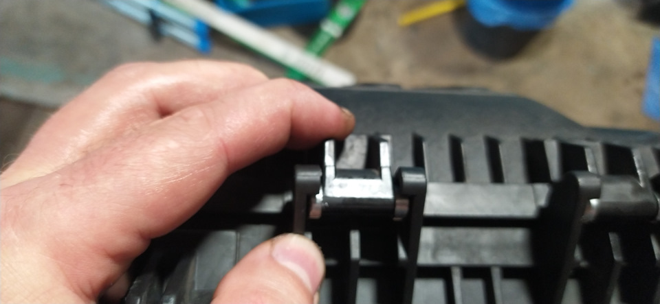 пробуем сдавить пальцами на предмет люфта — KIA Sorento (2G)