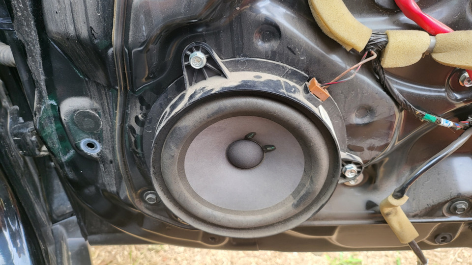 Далее выкручиваем динамик что бы вытащить ограничитель, предварительно открутив и его, который держится на 3 болтах. — Infiniti FX (1G)