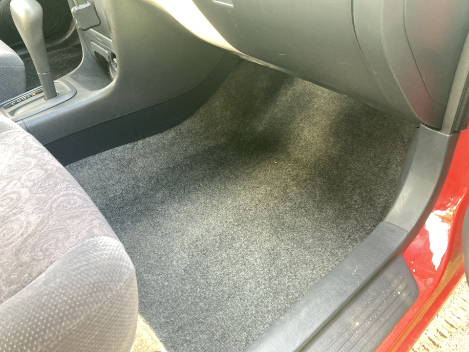 Капитан, у нас течь! Лужа под пассажирским ковриком — Toyota Corolla ...