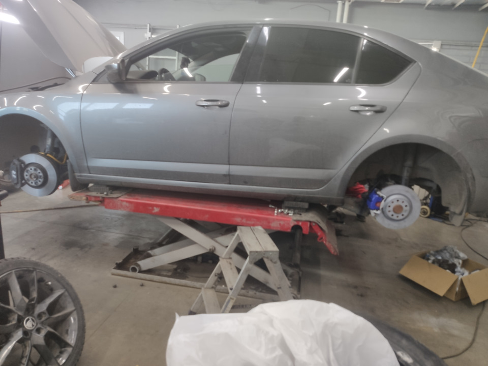 В какой цвет покрасить суппорта? — Skoda Octavia A7 Mk3, 1,8 л, 2016 ...