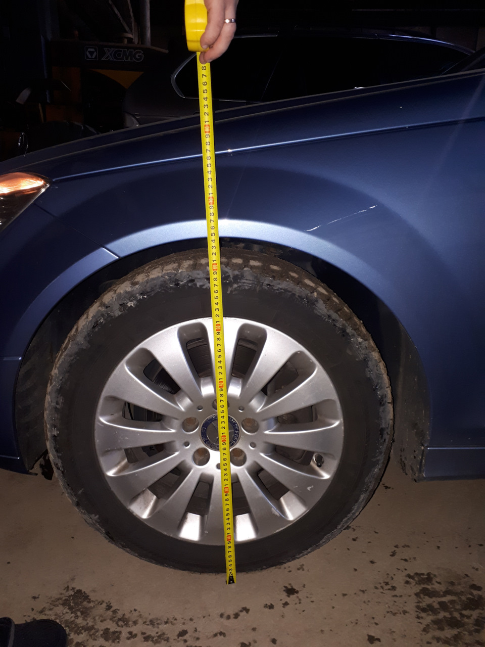 Krok 19: Tył: założenie podkładki 30 mm na górne mocowanie amortyzatora. — Mercedes W204