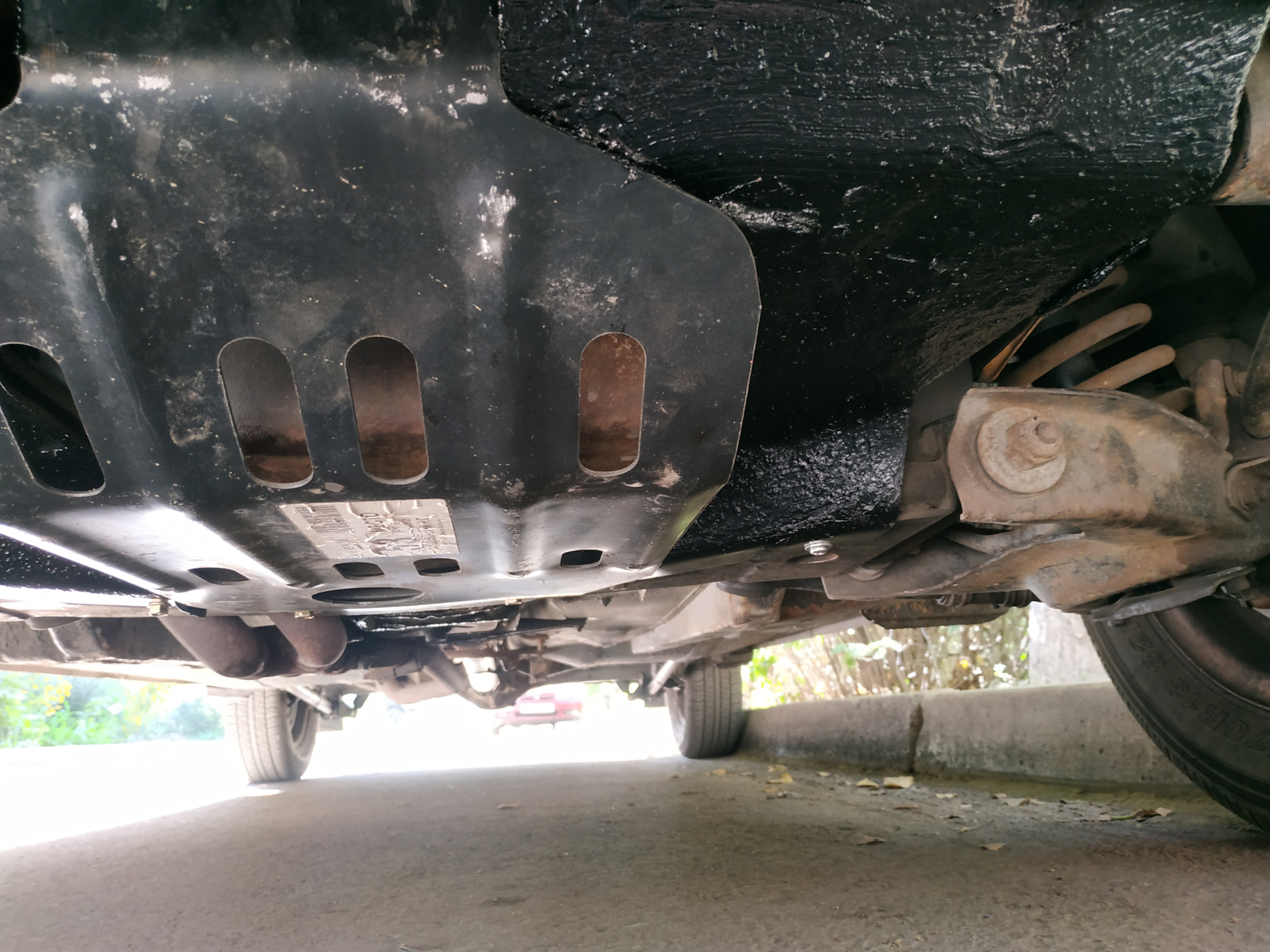 Крепление защиты двигателя ваз 2110. Снял пыльник двигателя. Крепление пыльника двигателя 2101. Пыльник двигателя ваз 2109. Защита мотора ваз 2101.