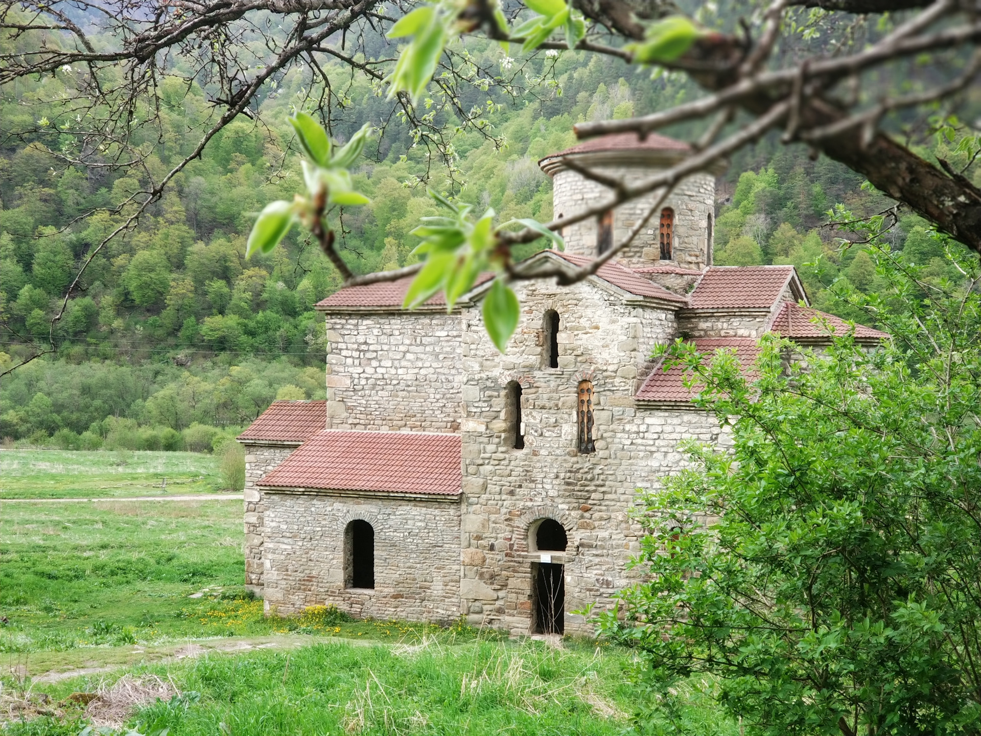 Монастырь маленький.