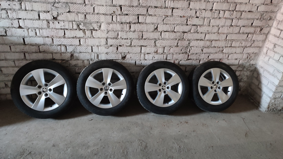 Шины летние Pirelli 195/55 R15, литые диски VAG 6Jx15 ET38 5x100 на ...
