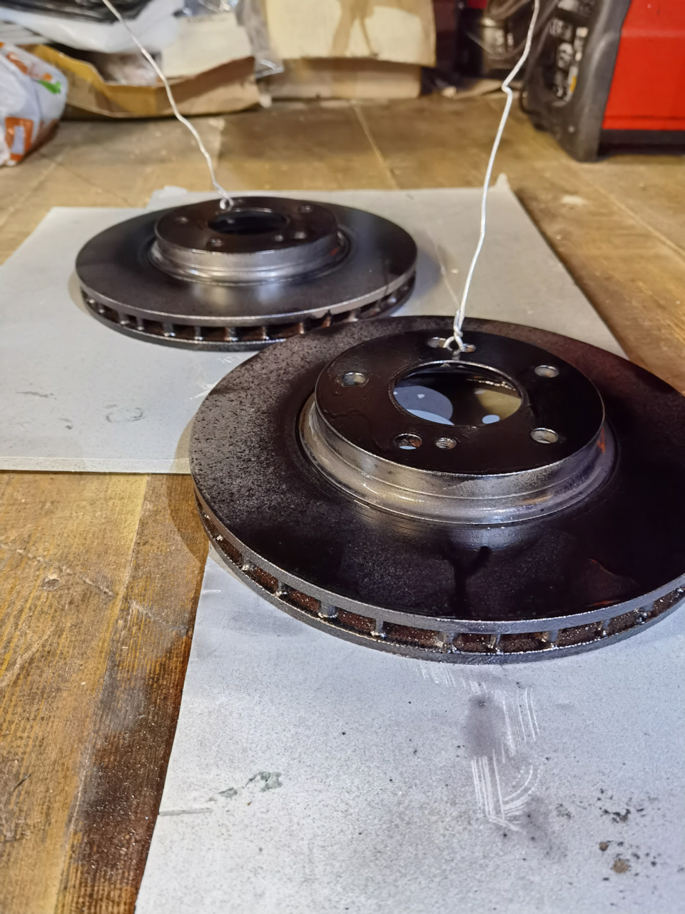 Обработал преобразователем ржавчины и покрасил термостойкой краской. — Nissan Gloria (11G)