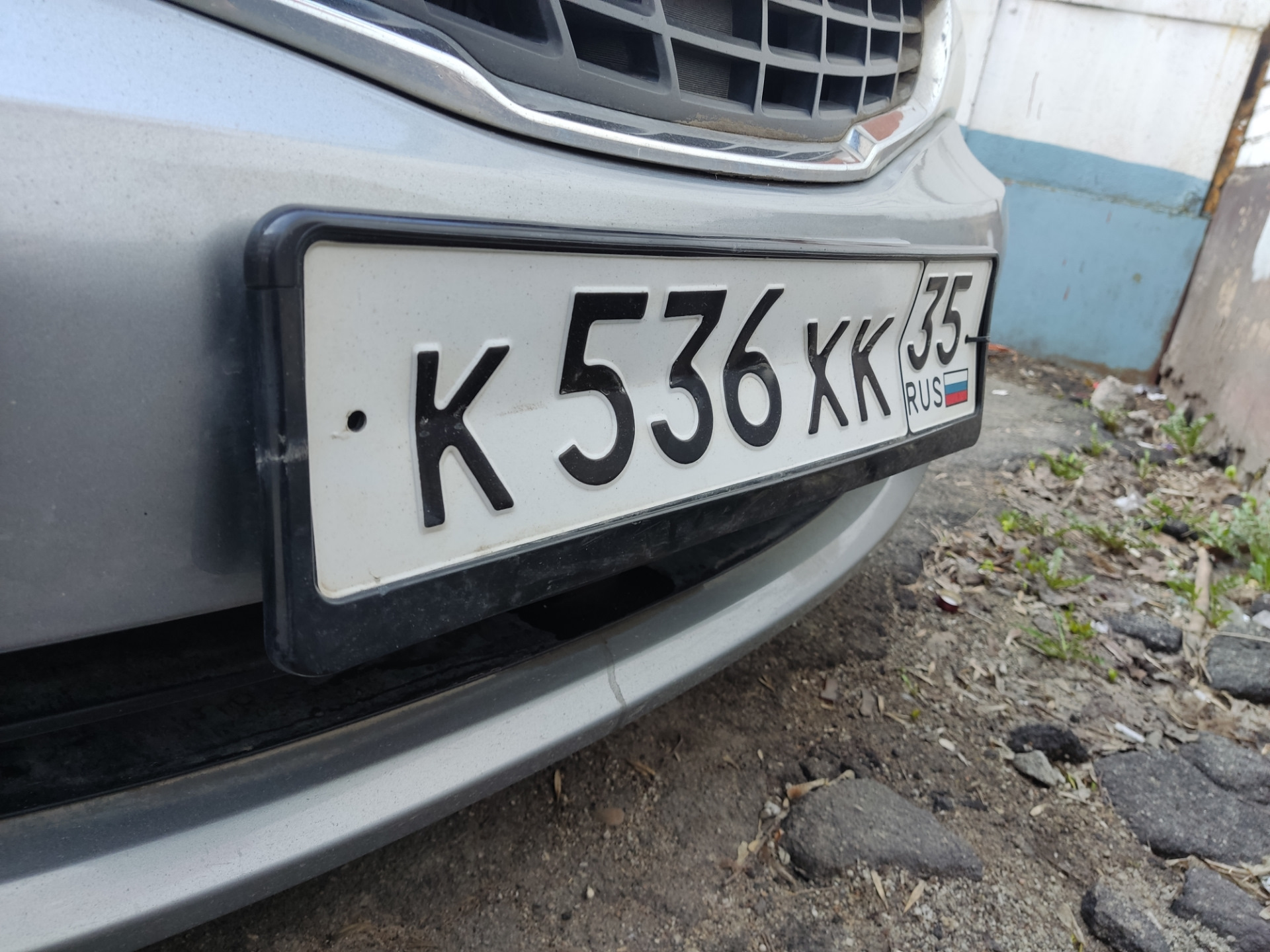 Кроме номера. Рамка номера Пежо 308. Номерная рамка Peugeot 308 SW задняя. Peugeot 308 номерная рамка. Рамка номера РДС.