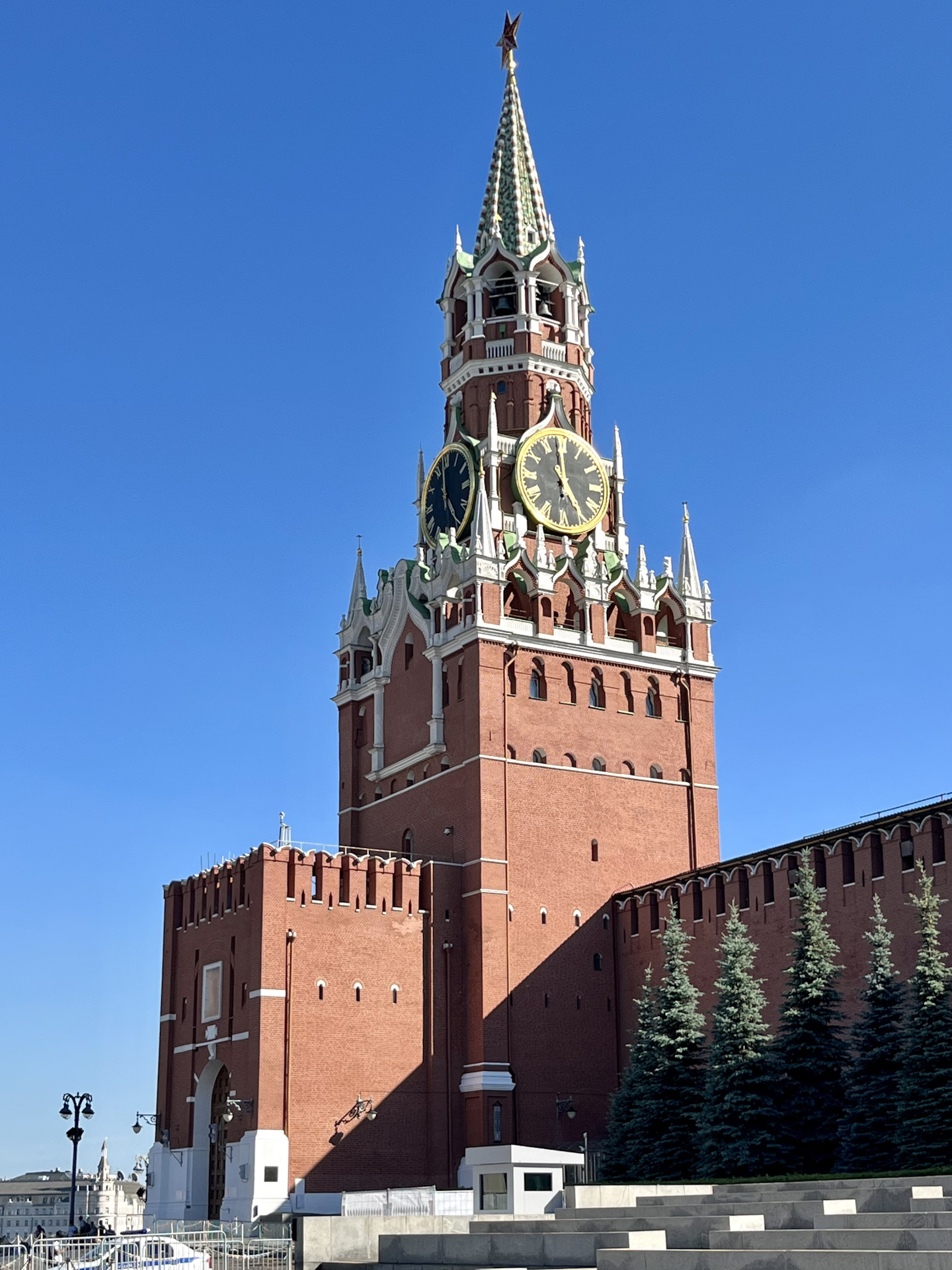 Башен московского кремля установлены куранты