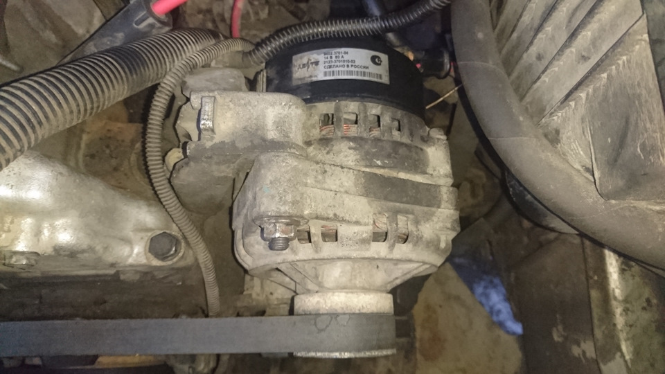 Генератор bosch на ниву 21214. lpAAAgI8EuA 960. Генератор bosch на ниву 21214 фото. Генератор bosch на ниву 21214-lpAAAgI8EuA 960. картинка Генератор bosch на ниву 21214. картинка lpAAAgI8EuA 960. Всем привет!Купленный давным давно новый генератор Bosch 110А катался в тачке до тех пор, пока я его не установил в конце декабря прошлого года (вместе с заменой стартера). Недели через три, вечером, километрах в трех от дома, заметно уменьшается яркость головного света, БК показывает напряжение 11,6-11,8 В. "Забавно, прикольный Bosch попался!", — подумал я.